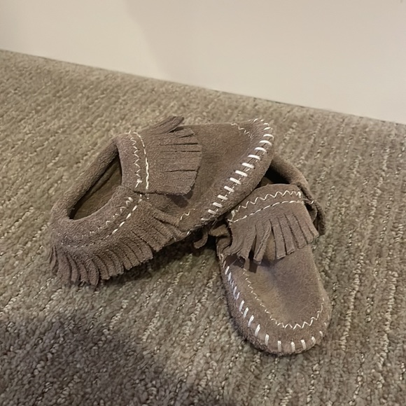 NWOT - Toddler Minnetonka Gray Moccasin- Size 4 - Picture 2 of 7